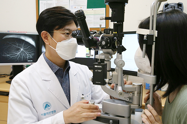 젊은 나이에 갑자기 눈앞 뿌옇게 보이는 ‘중심장액망막병’ 발병기전 찾았다