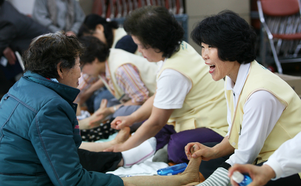 공릉 종합사회복지관에서 발마사지 중인 봉사단